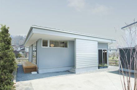 屋根がつくる伸びやかな家